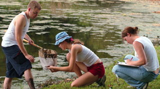 Children participate in an educational programs with the University of florida's Aquatics and Fisheries department. UF/IFAS photo: Thomas Wright. 